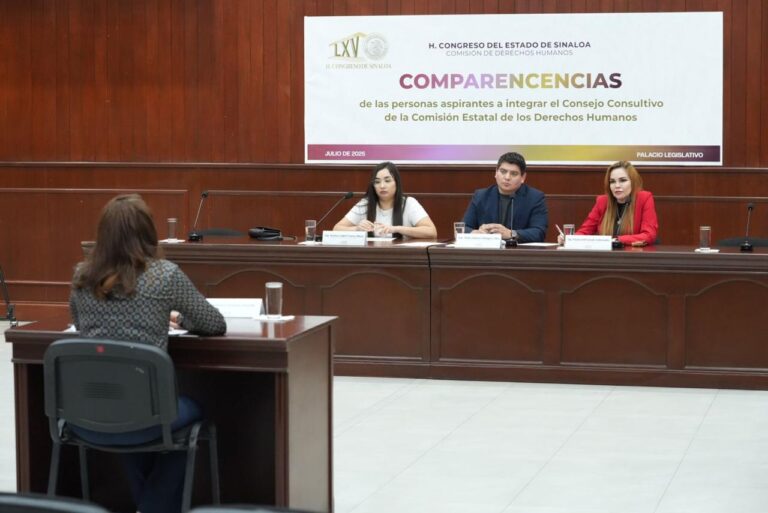 U n diputado y dos diputados de la Comisión de Derechos Humanos atienden a comparecientes.