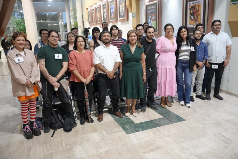 Diputadas y diputados posan para la foto con promotores de la Ley de Filmaciones.