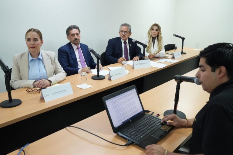 Cuatro integrante de la Comisión en reunión de trabajo en Sala A.