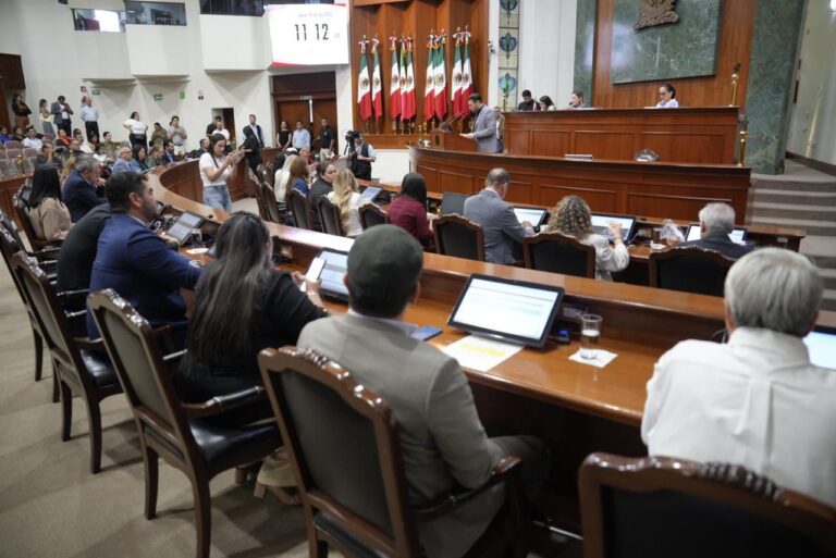 Diputadas y diputados dan seguimiento a lectura que se hace en tribuna por diputado secretario.