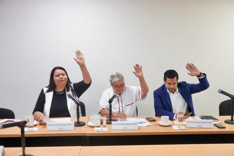 Dos diputadas y un diputado de la Comisión de Vivienda sesionan en la Sala A del Congreso.