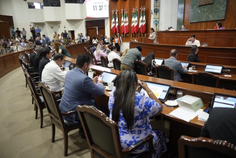 Diputadas y diputados dan seguimiento desde sus asientos a las lecturas de iniciativas que se hacen en tribuna.