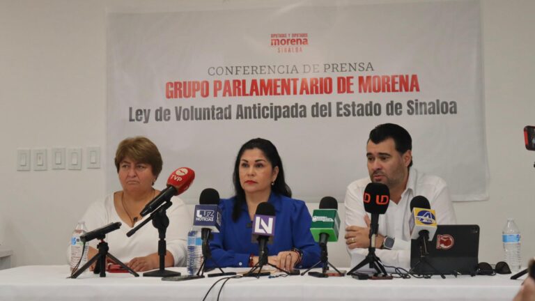 Diputada y diputado ofrecen conferencia acompañados de una mujer.