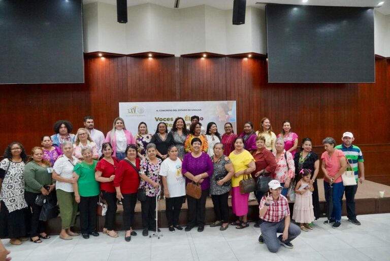 Participantes en el encuentro afromexicano posan para la foto en grupo.