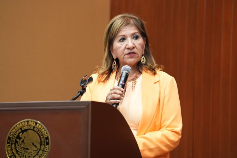 Diputada María Teresa Guerra Ochoa habla en podium durante evento