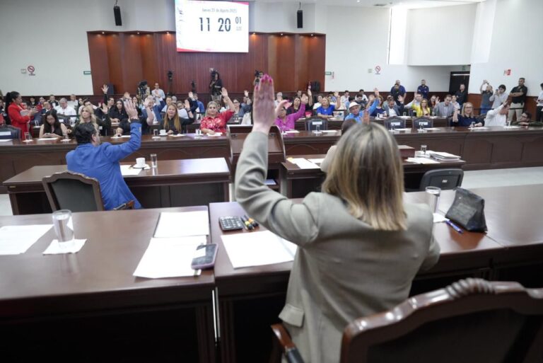 Diputadas y diputados sesionan en el salón Constituyentes de 1917.