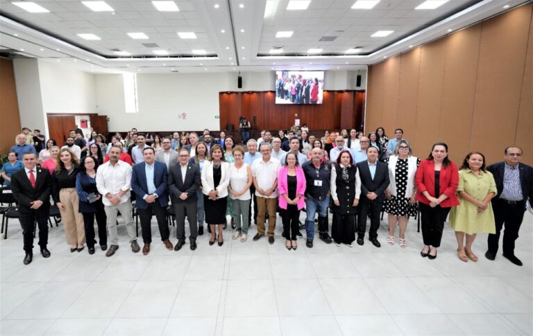 Integrantes del Comité Científico posan para la foto junto con diputadas y diputados.