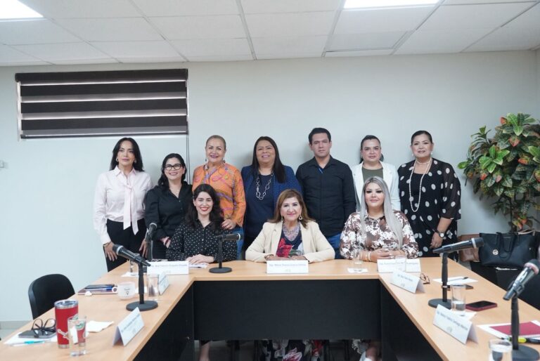 De pie, diputadas y funcionarias posan para la foto, después de reunión.