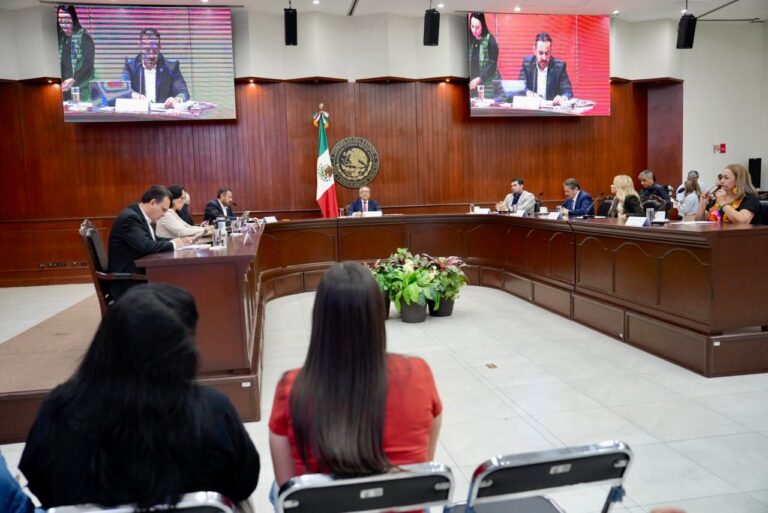 Integrantes de la Diputación Permanente sesionan en el salón Constituyentes de 1917.