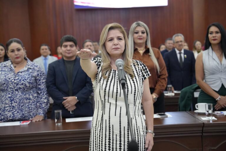 Titular de la ASE, Emma Félix Rivera, protesta decir verdad levantando su brazo durante su comparecencia.