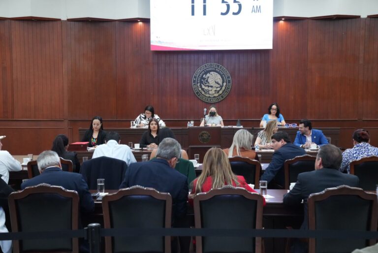 Diputadas y diputados sesionan de manera extraordinaria en el salón alterno Constituyentes de 1917.