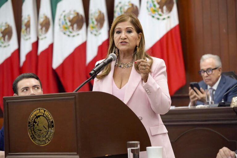 Diputada Tere Guerra habla en tribuna durante la Sesión Solemne.