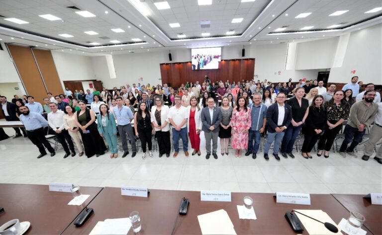 Organizadores, ponentes y alumnos del diplomado posan para la foto grupal en el salón Constituyentes de 1917.