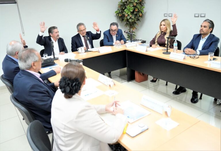 Integrantes de la Comisión de Educación dialogan con directivos de la UAS.