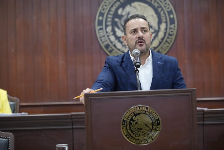 Diputado del PAN, Jorge González, habla en tribuna.