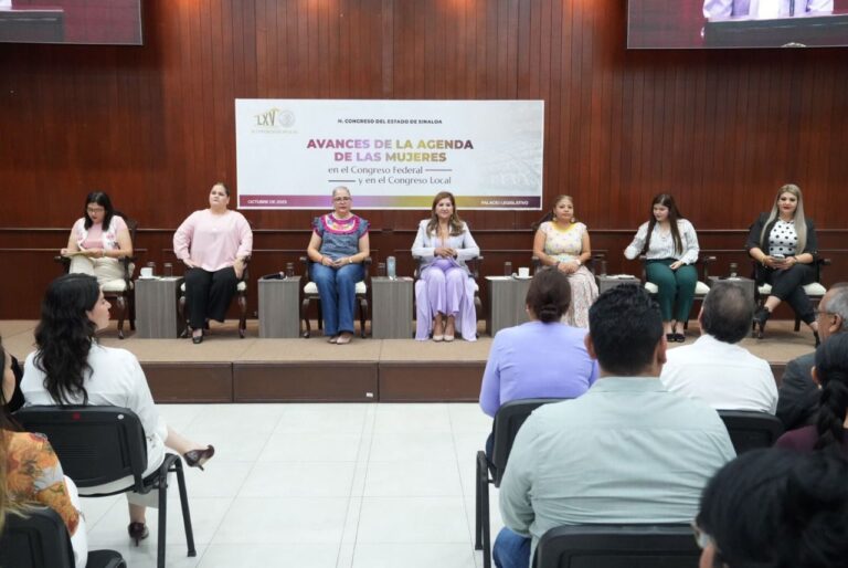 Diputadas federales y locales en presidium participan en conversatorio sobre logros políticos de mujeres.
