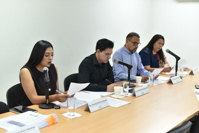 Cuatro integrantes de la Comisión revisan cada una de las iniciativas que les fueron turnadas.