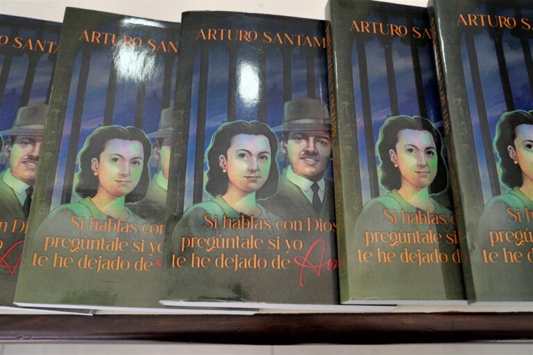 Portadas del libro que se presentó.