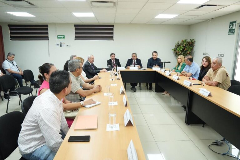 Diputados y diputadas dialogan con investigadores en Sala Adjunta en mesa tipo herradura.