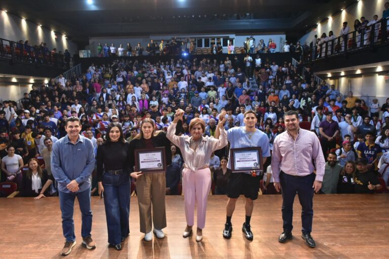 Diputadas y diputado posan para la foto junto con conferencistas. Al fondo el público participante.