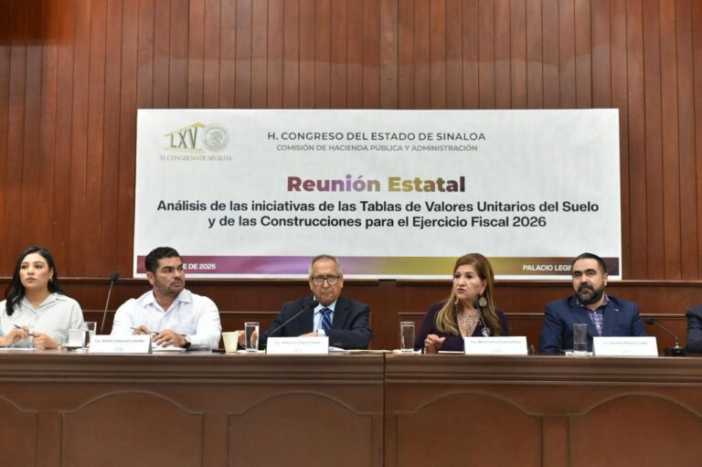 Diputadas y diputados aparecen en presidium durante la reunión de trabajo.
