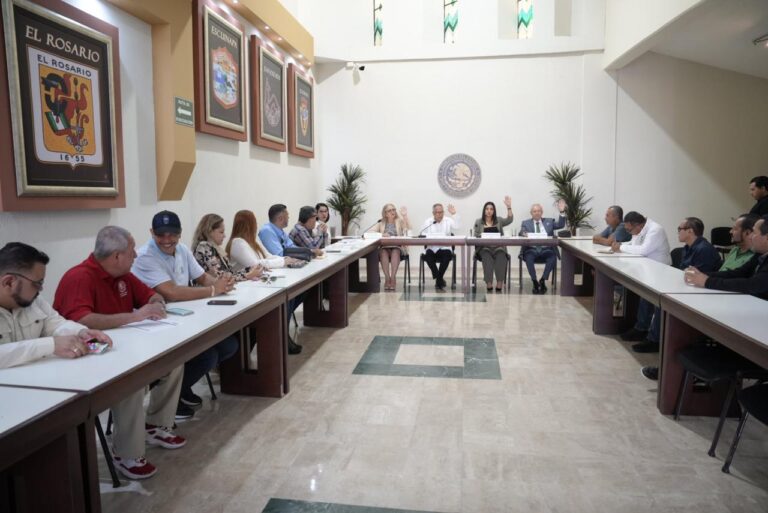 Integrantes de la comisión atienden en vestíbulo del Salón de Sesiones a representantes de centros de rehabilitación.
