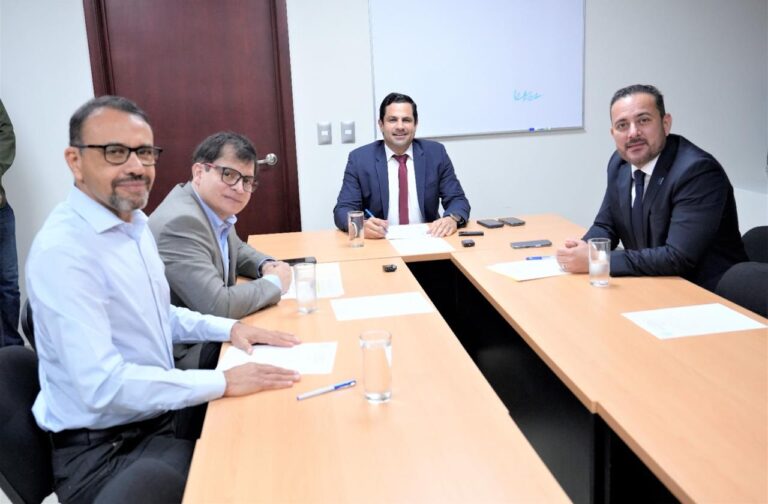Integrantes de la Comisión posan, sentados, para la foto, durante la reunión