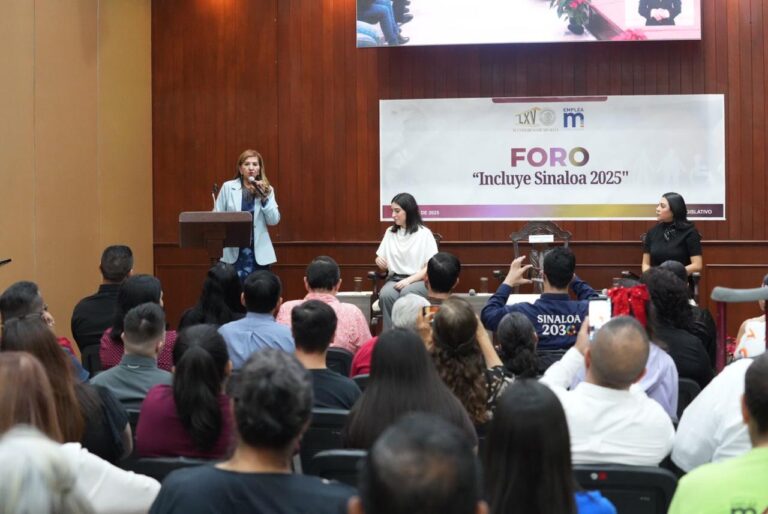Público asistente escucha mensaje de la diputada Tere Guerra, que habla en podium.