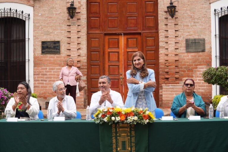 Diputada Tere Guerra saluda al público desde presidium.