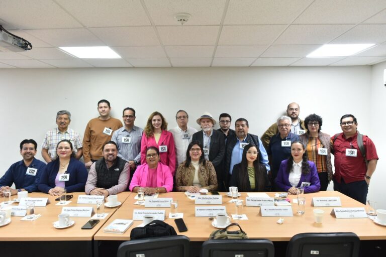 Diputadas posan para la foto con participantes en la reunión de la Comisión.