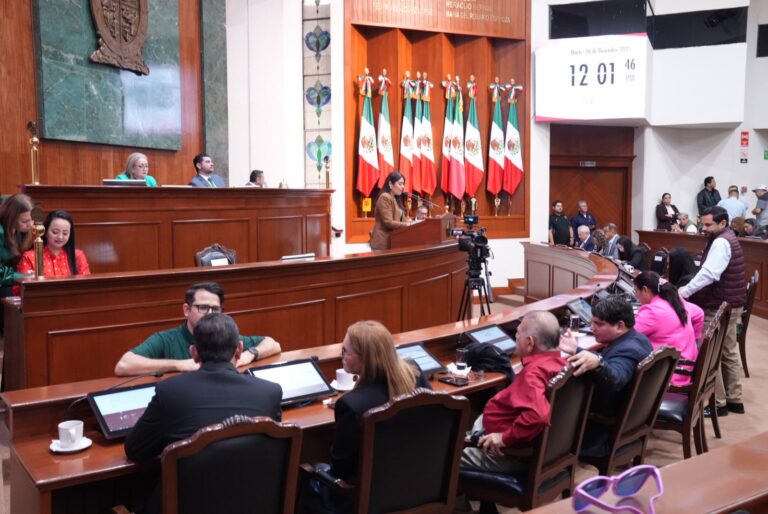 Diputadas y diputados san seguimiento a lecturas que se hacen desde tribuna.