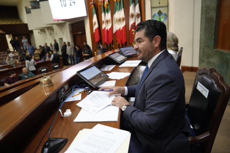 Diputado Rodolfo Valenzuela, sentado de perfil, en su asiento en la Mesa Directiva.