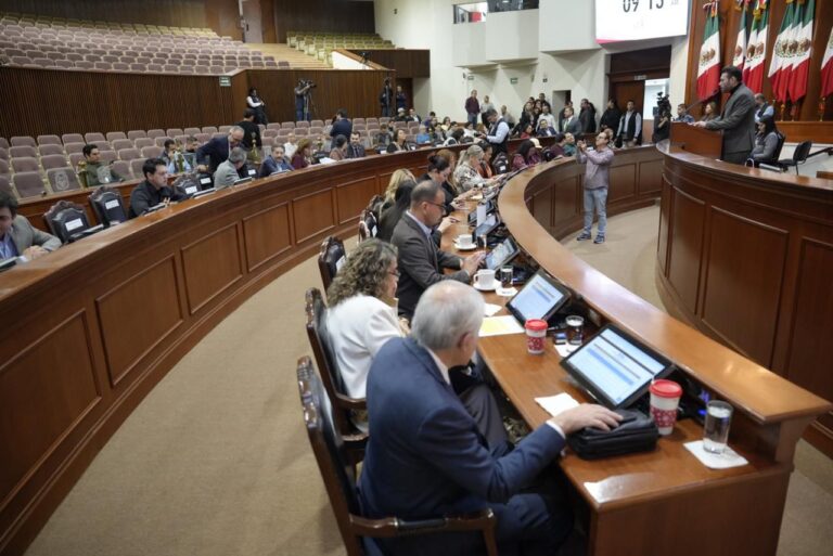 Diputadas y diputados dan lectura desde sus asientos a iniciativas.