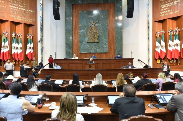 Diputadas y diputados dan seguimiento a lectura de iniciativas desde sus asientos.