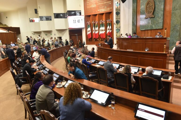 Diputadas y diputados dan seguimiento a lectura de iniciativas desde sus asientos.