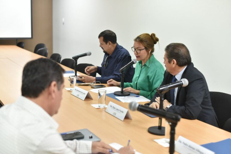Tres integrantes de la comisión analizan iniciativa.