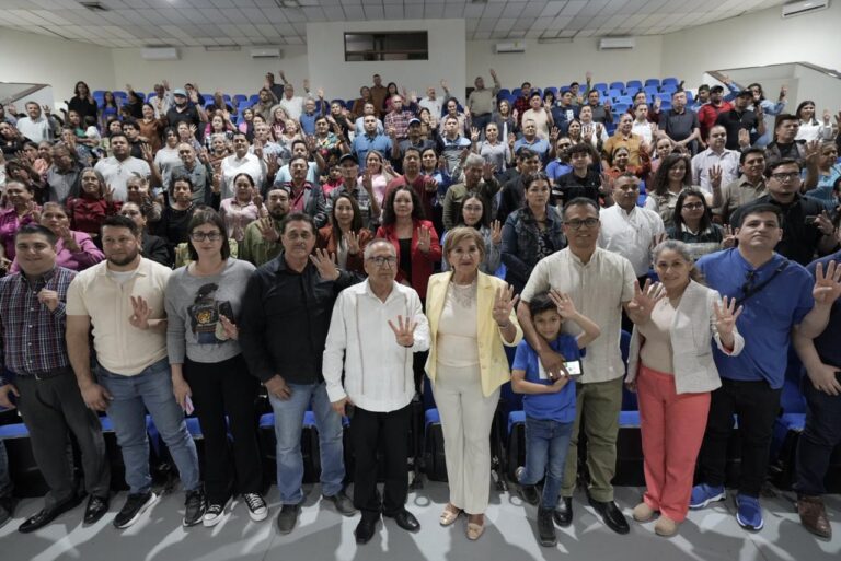 Diputada Tere Guerra posa para la foto con todo el público asistente.