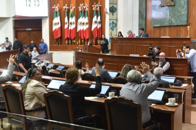 Diputadas y diputados permanecen en sus asientos durante el transcurso de la sesión.