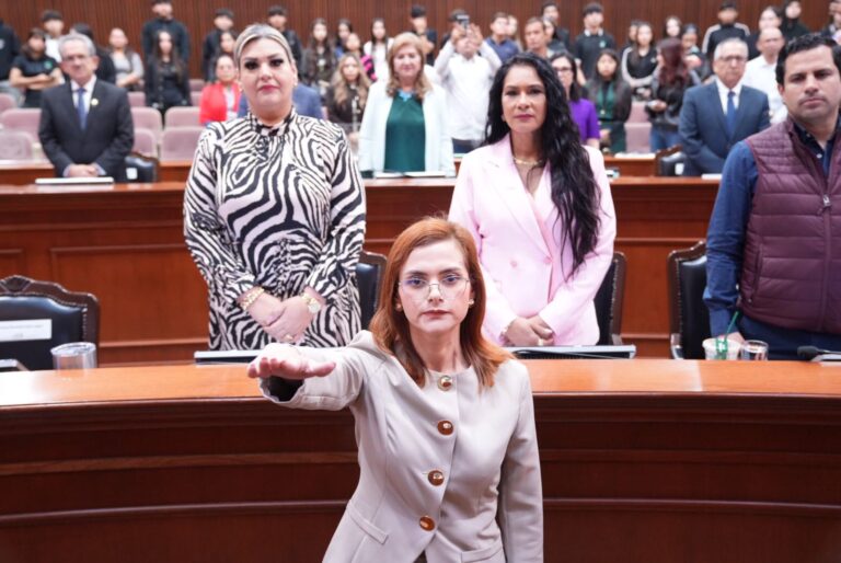 María José Sañudo rinde protesta en el Congreso del Estado como regidora sustituta del ayuntamiento de El Fuerte