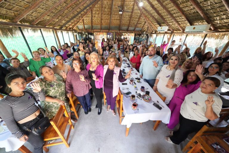 Diputada Tere Guerra posa para la foto grupal con decenas de mujeres.
