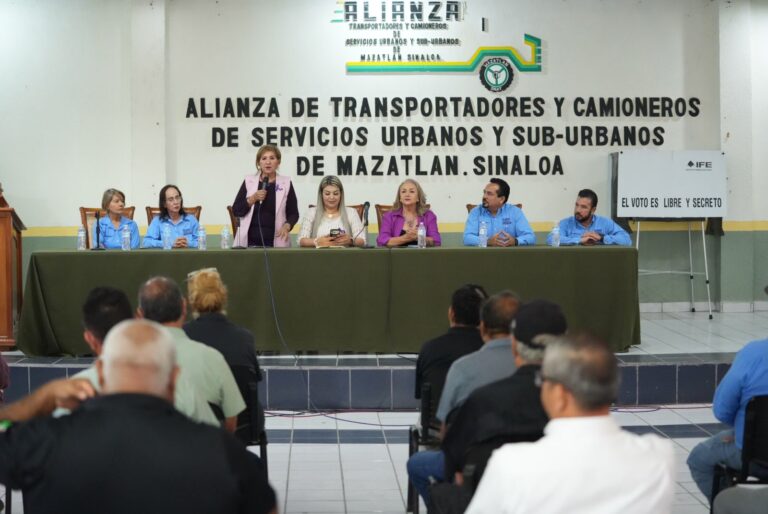 Diputada Tere Guerra es acompañada en presidium por transportistas y algunas legisladoras.