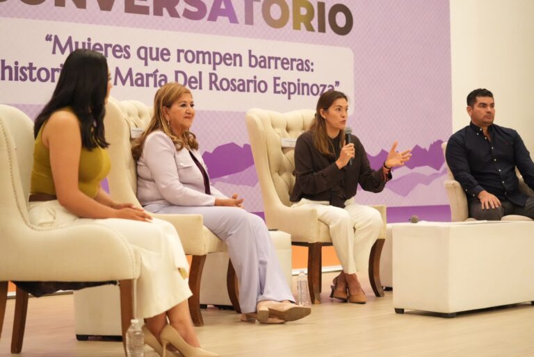 Diputada Tere Guerra acompañada en presidium a la ponente María del Rosario Espinoza y a otras dos personas.