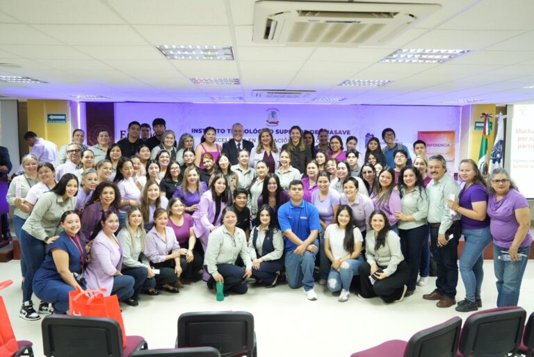 Diputada Tere Guerra posa para la foto grupal con estudiantes.