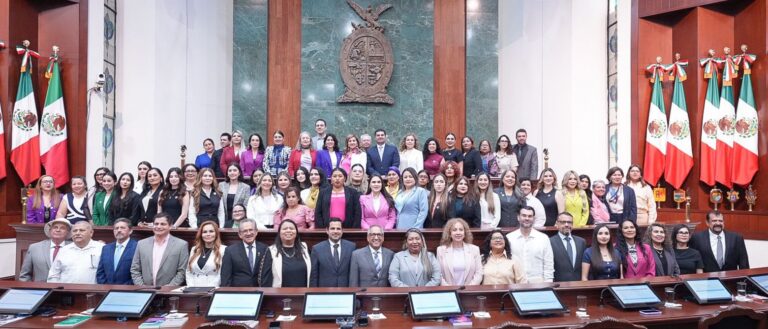 Integrantes de la 65 Legislatura posan con inegrantes del primer Parlamento de Mujeres en el Salón de Sesiones.
