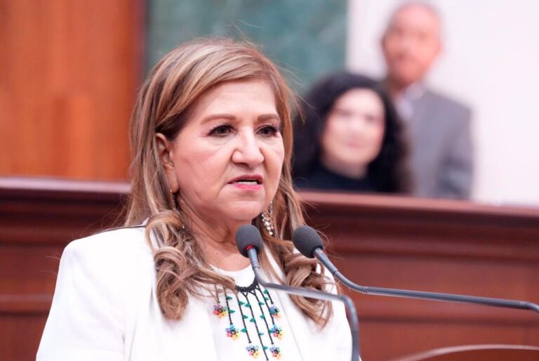 Diputada Tere Guerra habla en tribuna durante clausura de Parlamento de Mujeres.