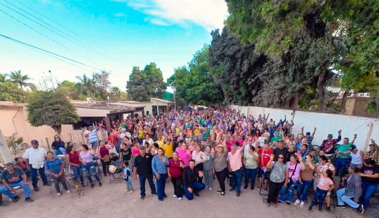 Vecinos de Higueras de Zaragoza, Ahome, posan para la foto con Tere Guerra.