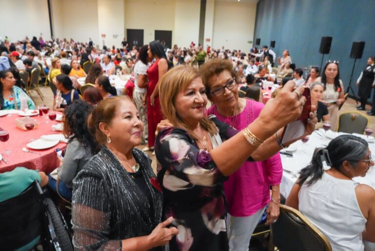 Diputada Tere Guerra se toma selfie con dos mujeres durante reunión masiva.