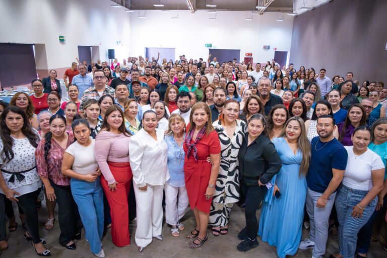 Mujeres del sector salud acompañan en foto masiva a diputada Tere Guerra.