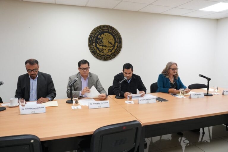 Tres diputados y una diputada de la comisión revisan iniciativas recibidas.