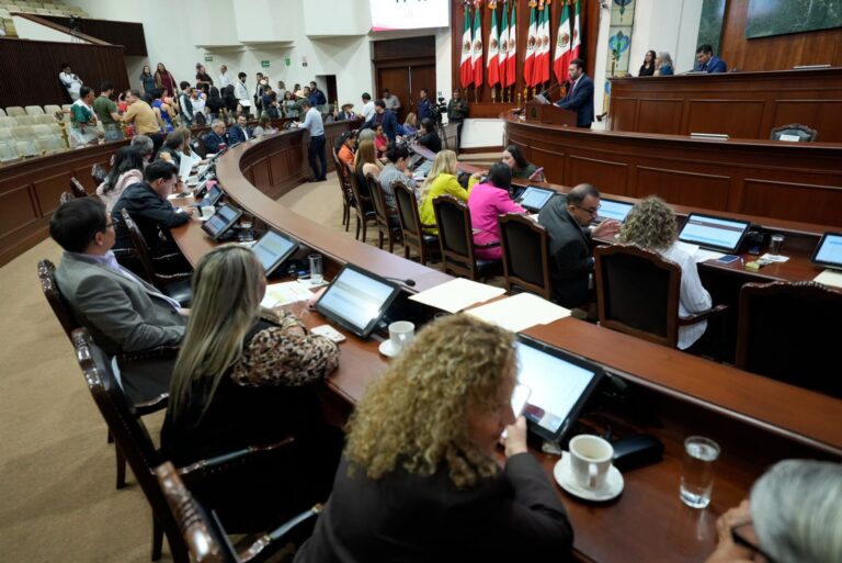 Desde sus asientos, diputadas y diputados dan seguimiento a la lectura de iniciativas que se hace desde tribuna.